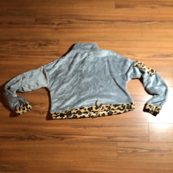 NEW Women's Leopard Print Crop Top Pull Over Sweatshirt Size Small - Picture 3 of 6